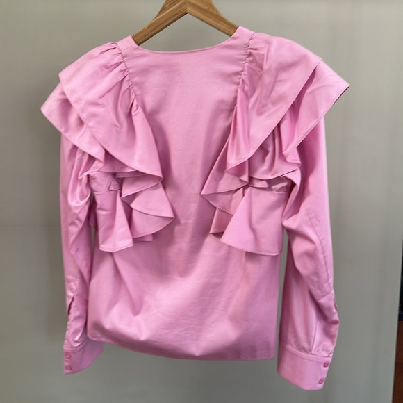 H&M pink cotton v-neck long sleeve blouse w/ ruffle detail on shoulders. Size 4 - Picture 4 of 10